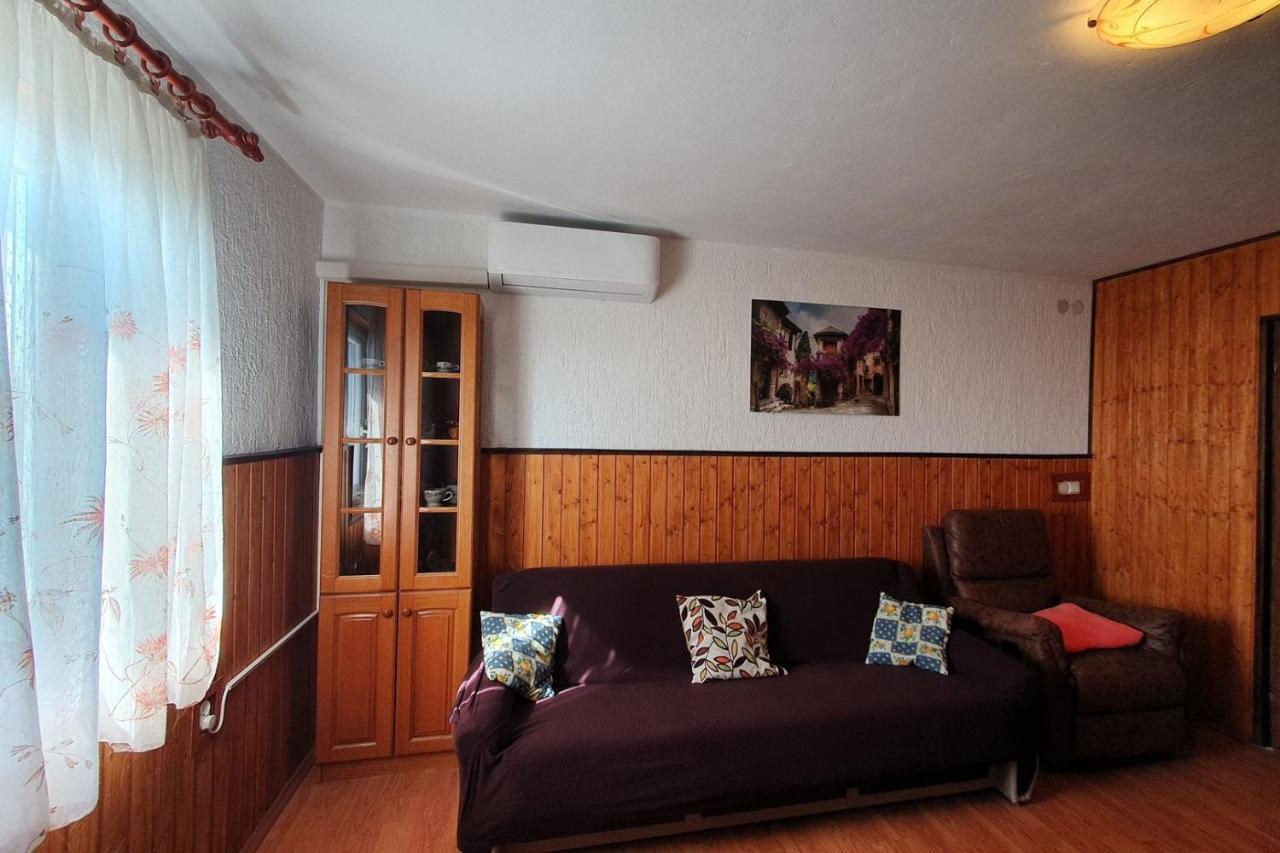 Apartment Mirella For 6 Persons Located In Central Istria Gradinje Buitenkant foto
