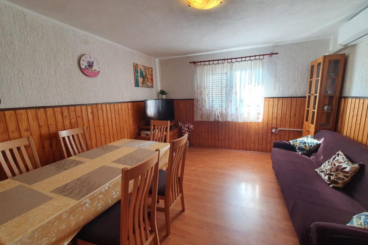 Apartment Mirella For 6 Persons Located In Central Istria Gradinje Buitenkant foto