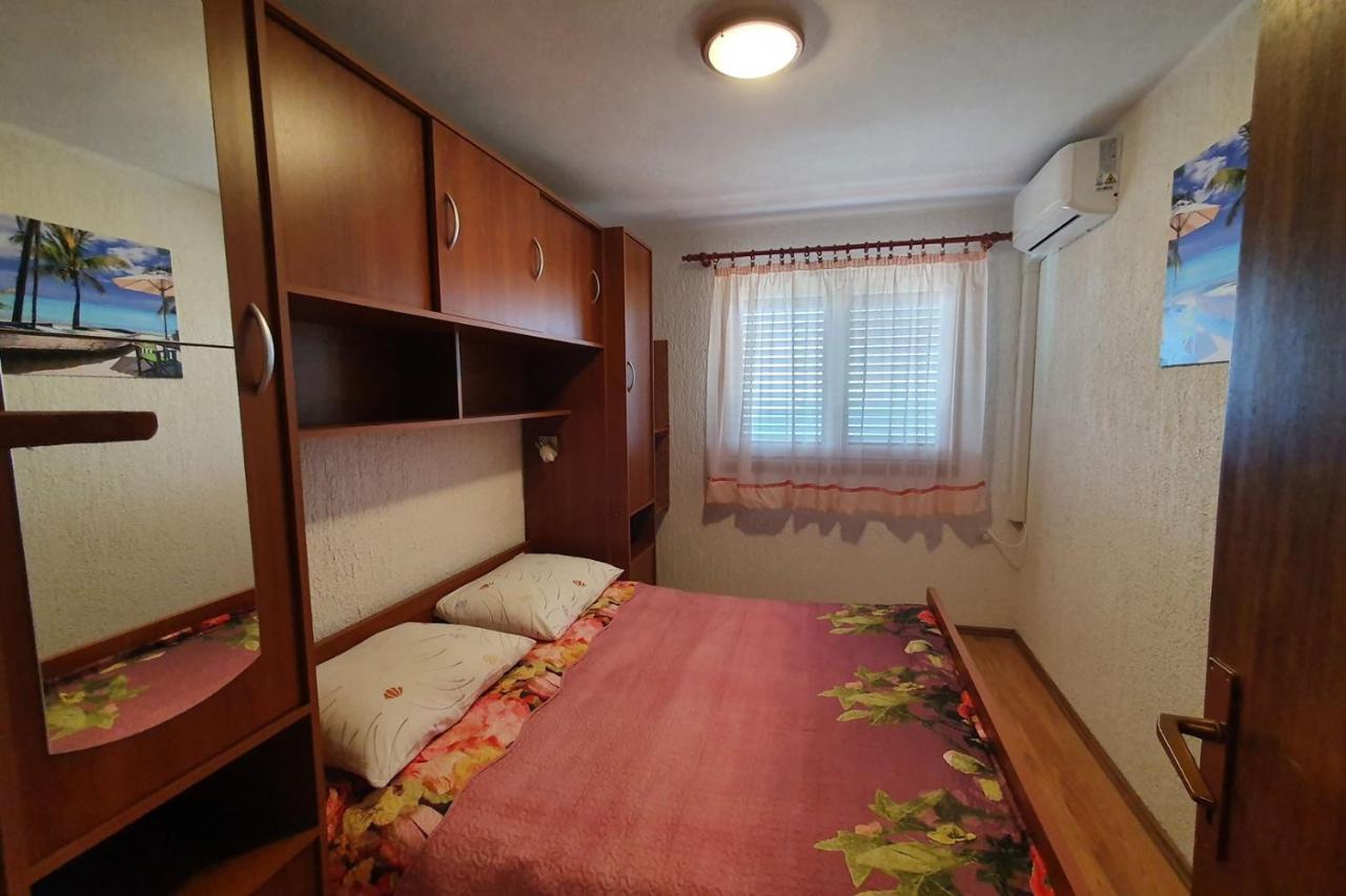 Apartment Mirella For 6 Persons Located In Central Istria Gradinje Buitenkant foto