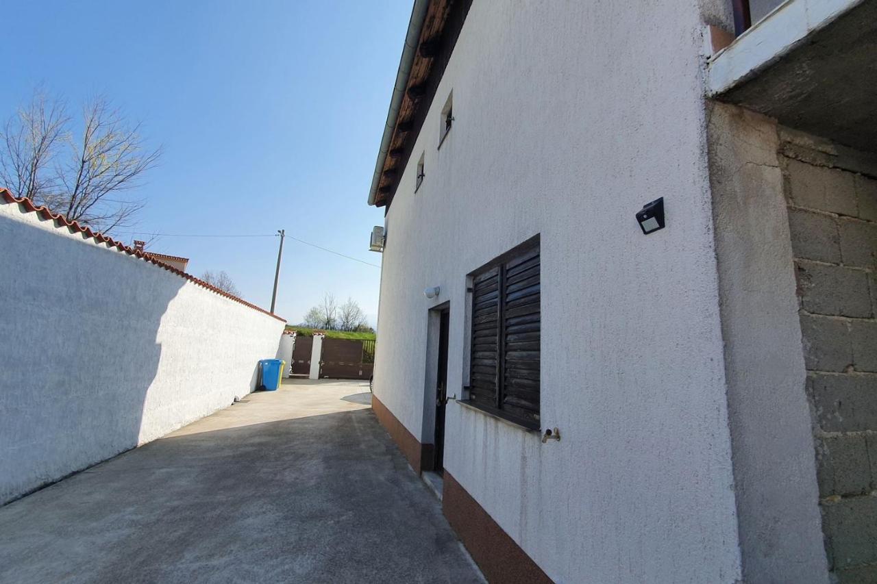Apartment Mirella For 6 Persons Located In Central Istria Gradinje Buitenkant foto