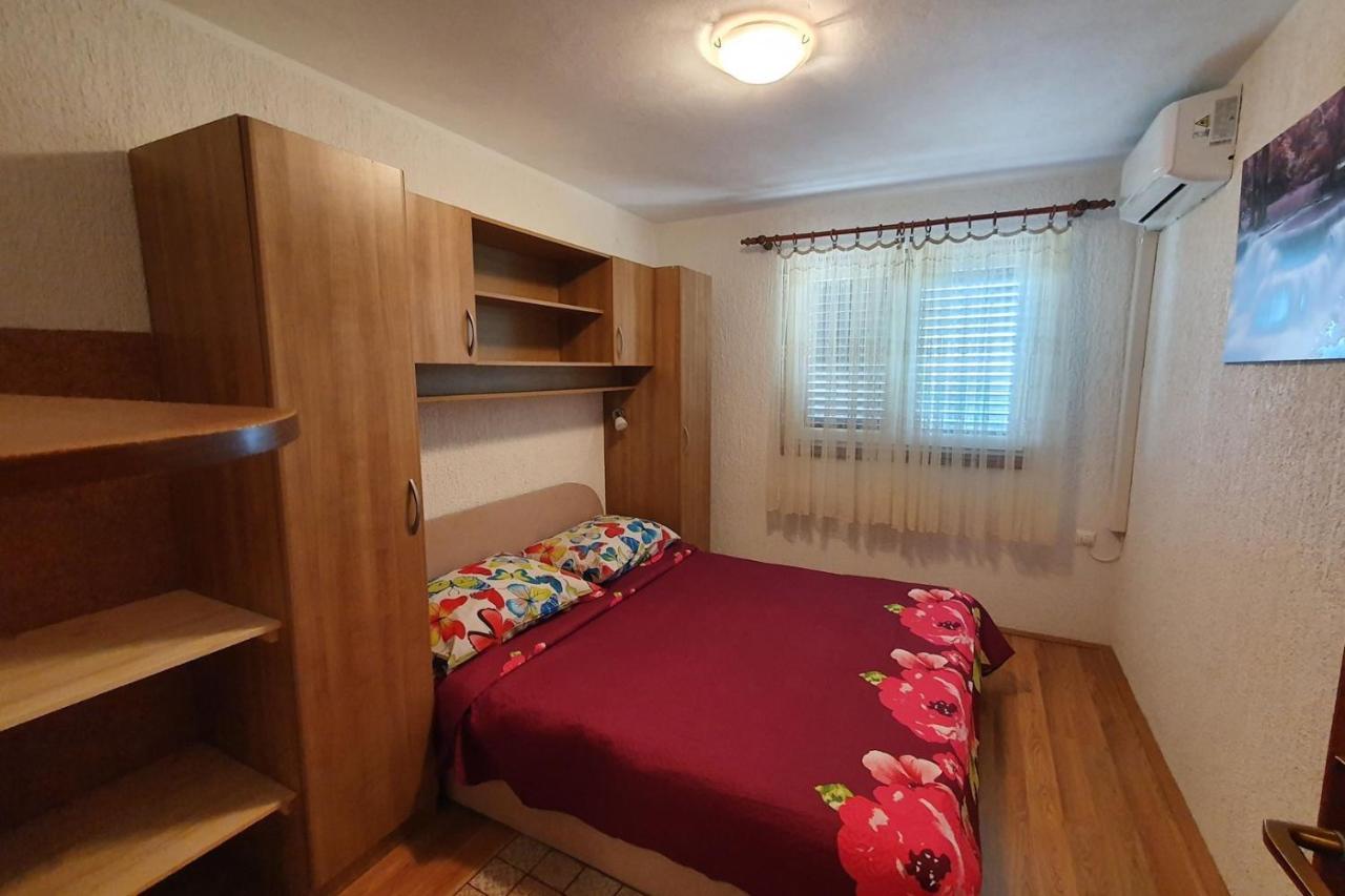 Apartment Mirella For 6 Persons Located In Central Istria Gradinje Buitenkant foto