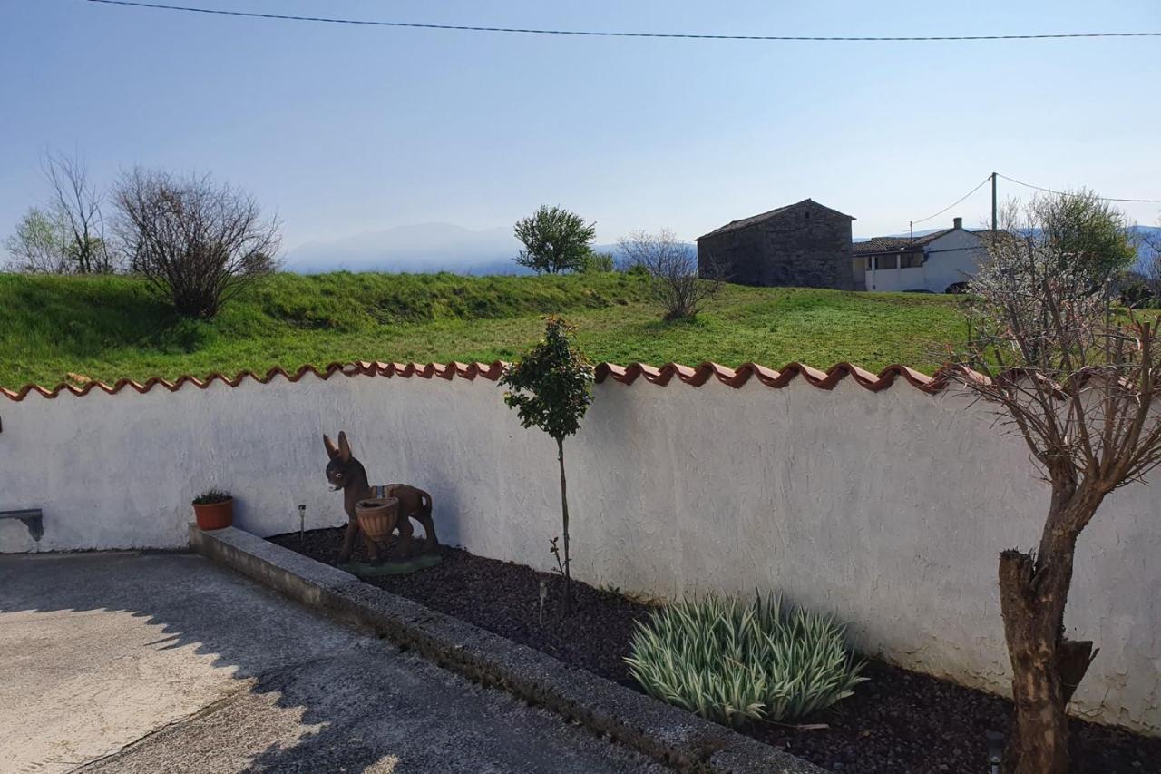 Apartment Mirella For 6 Persons Located In Central Istria Gradinje Buitenkant foto
