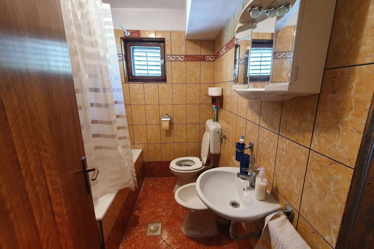 Apartment Mirella For 6 Persons Located In Central Istria Gradinje Buitenkant foto