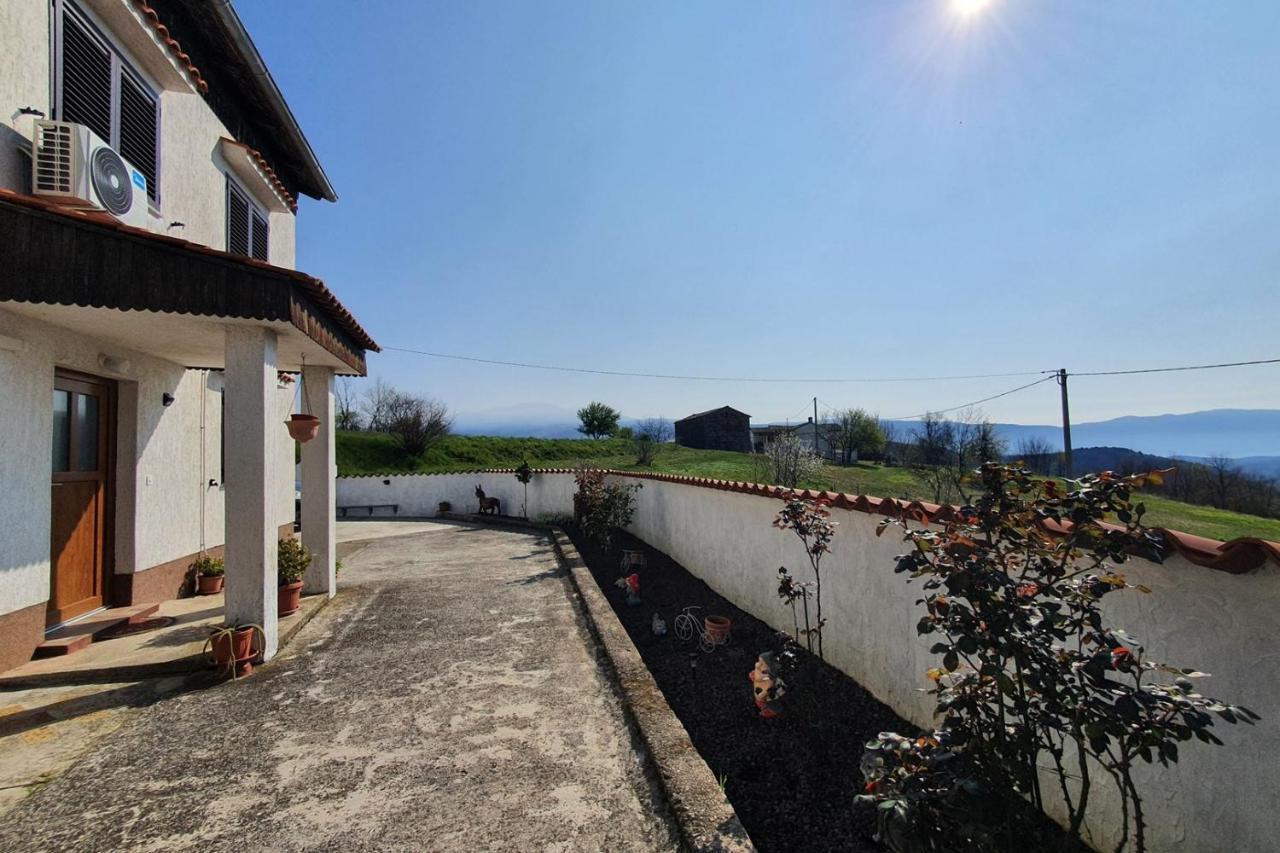 Apartment Mirella For 6 Persons Located In Central Istria Gradinje Buitenkant foto